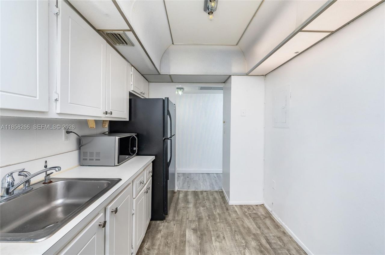 17570 Atlantic Blvd, Unit 318, Sunny Isles Beach, FL 33160 Photo