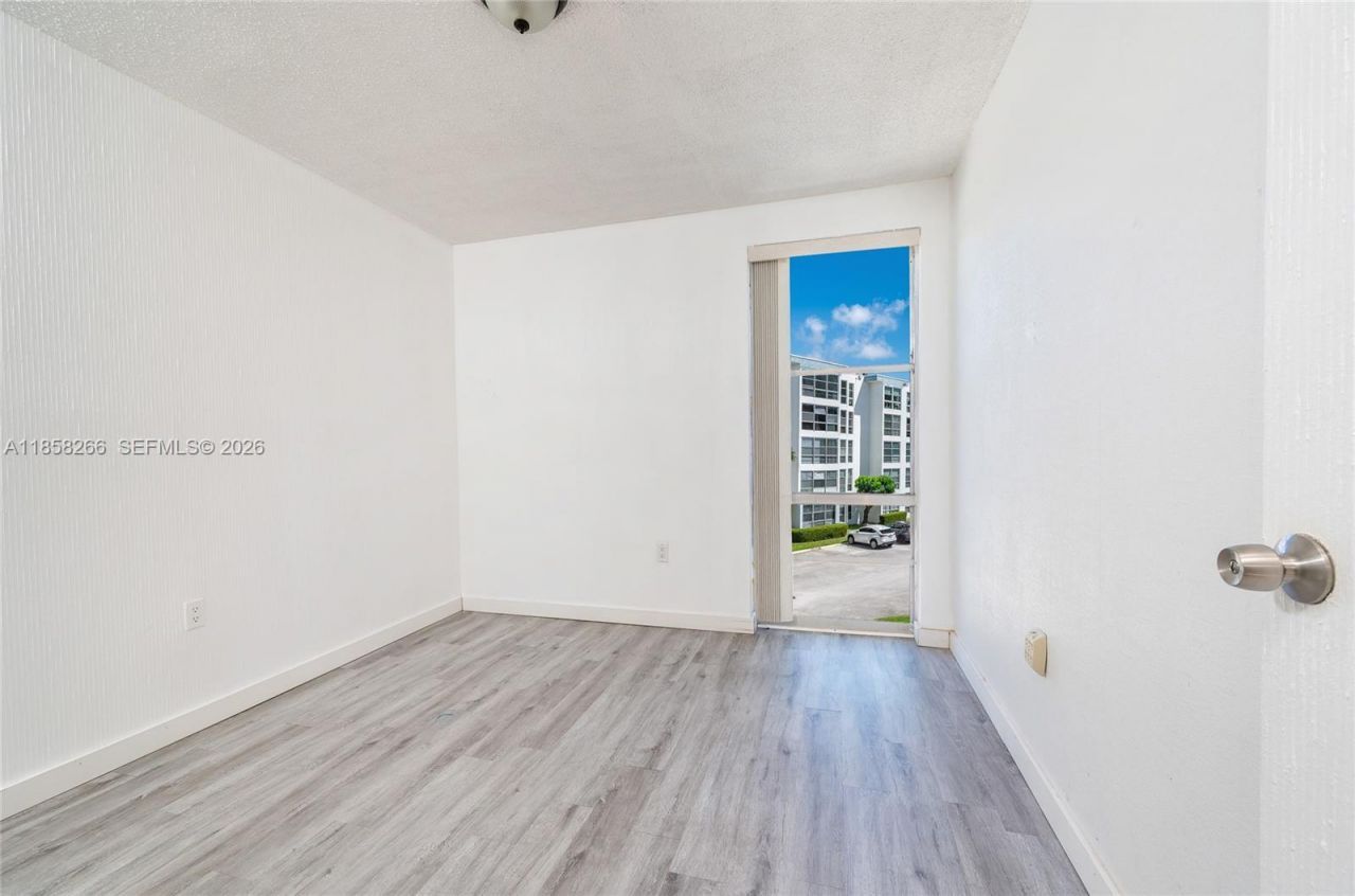 17570 Atlantic Blvd, Unit 318, Sunny Isles Beach, FL 33160 Photo