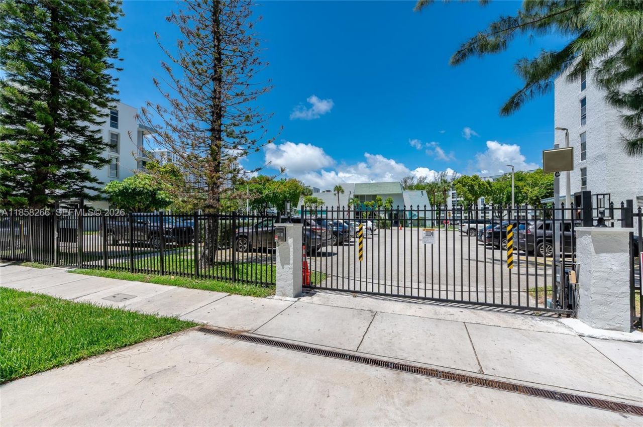 17570 Atlantic Blvd, Unit 318, Sunny Isles Beach, FL 33160 Photo