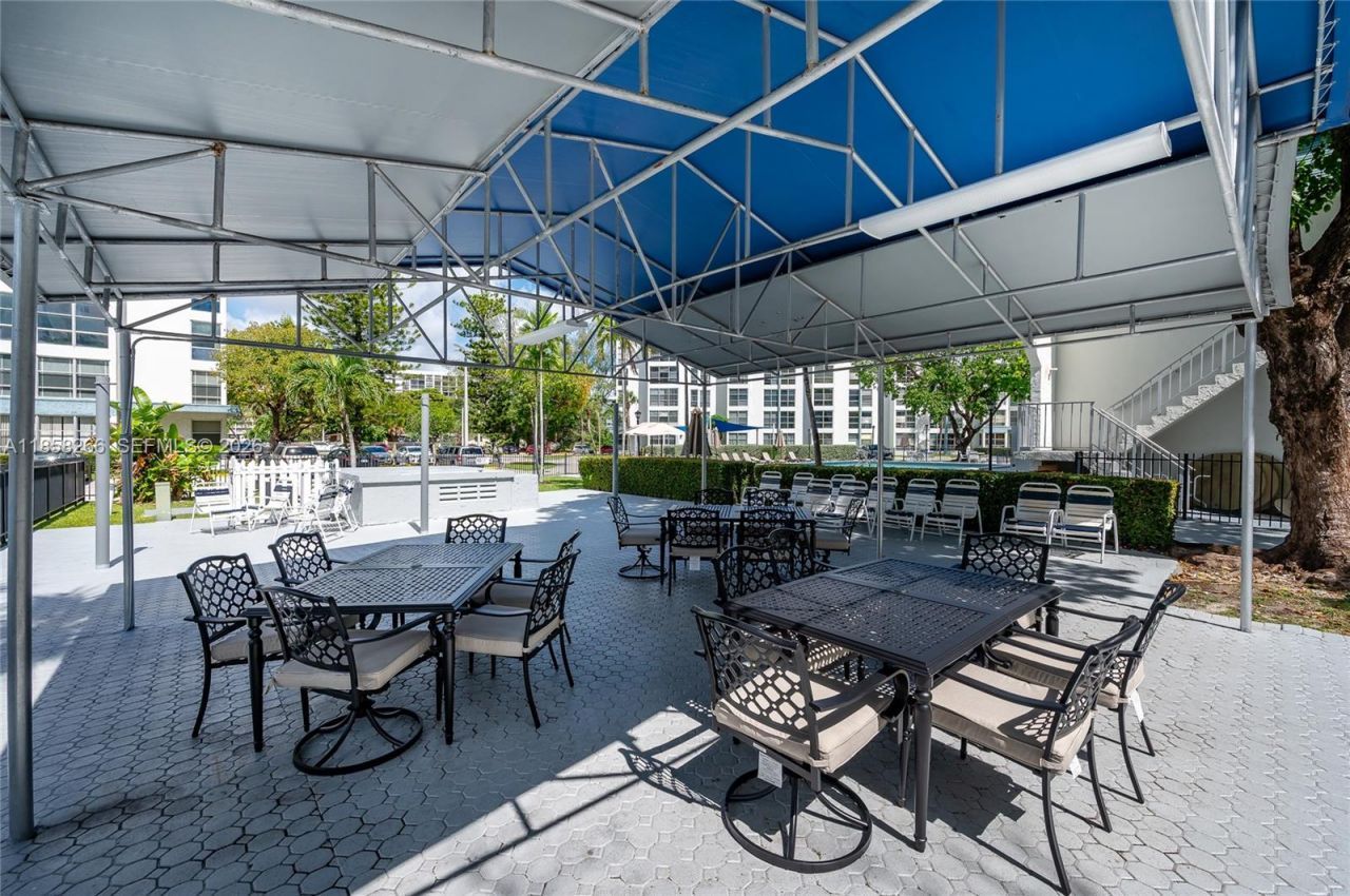 17570 Atlantic Blvd, Unit 318, Sunny Isles Beach, FL 33160 Photo