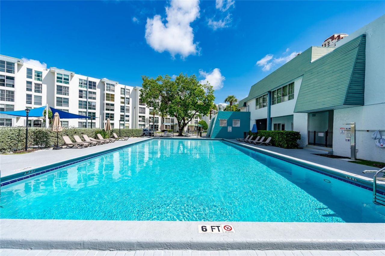 17570 Atlantic Blvd, Unit 318, Sunny Isles Beach, FL 33160 Photo