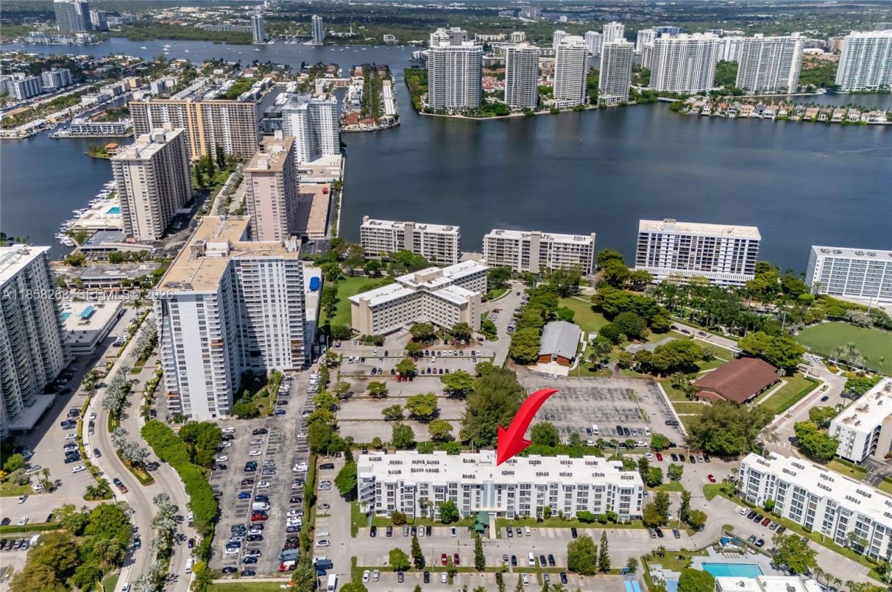 17570 Atlantic Blvd, Unit 318, Sunny Isles Beach, FL 33160 Photo