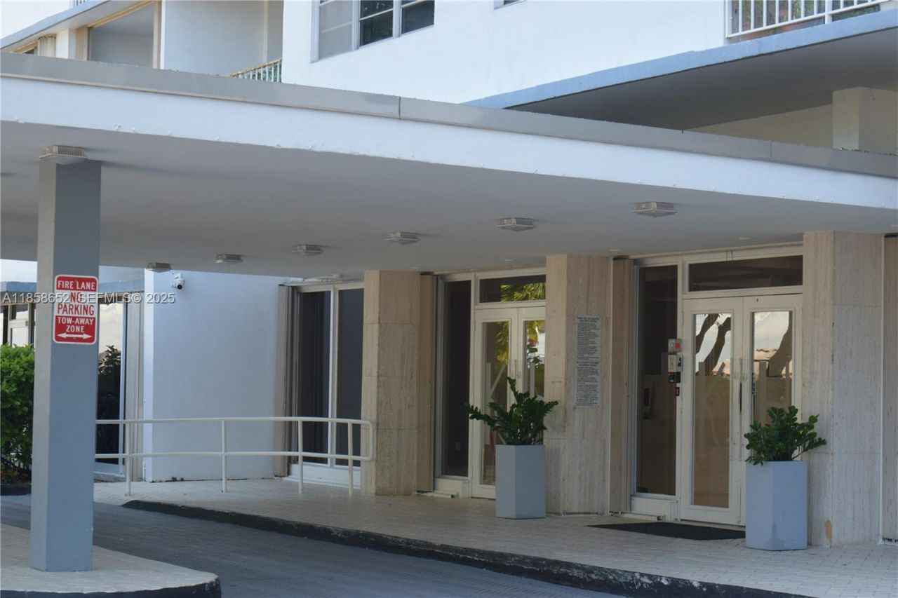 1865 79th St Cswy, Unit 4C, North Bay Village, FL 33141 Photo