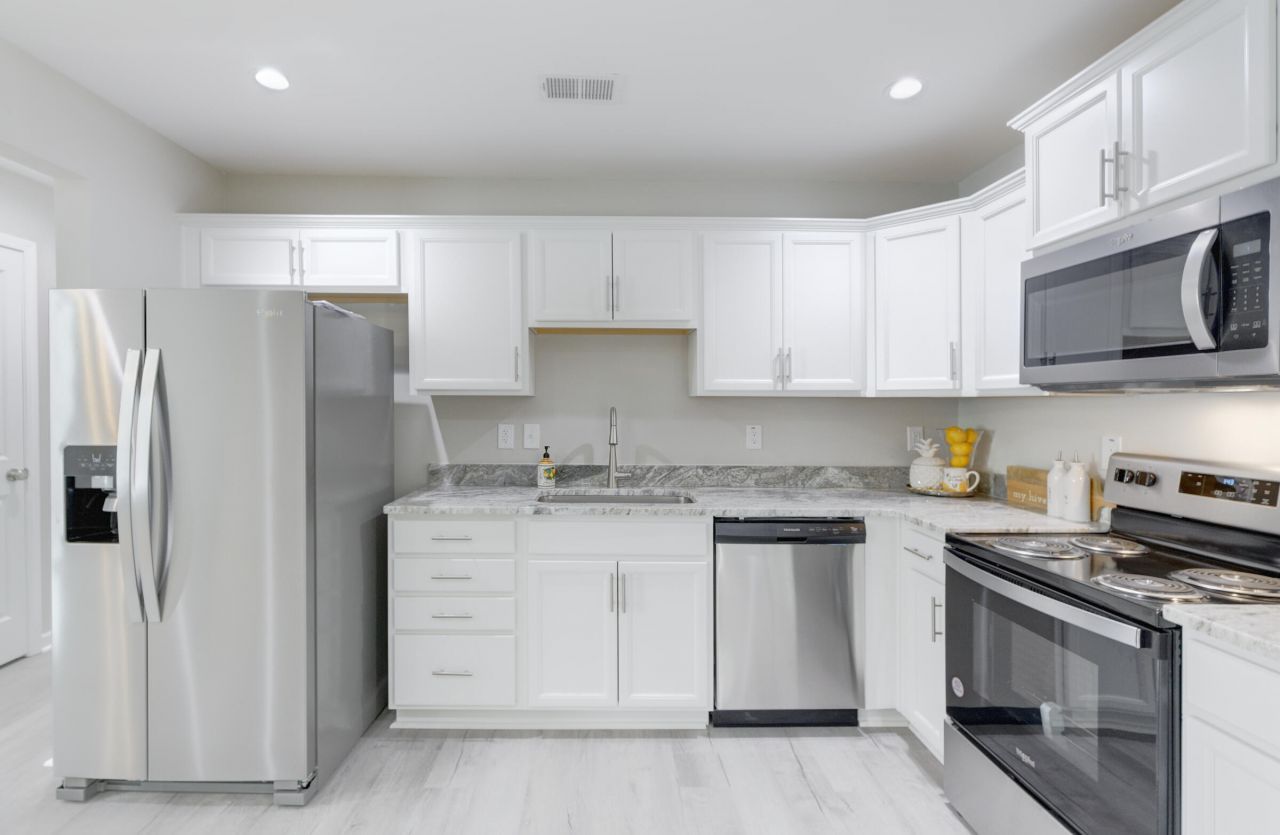 207 Woodlawn Street Photo 5