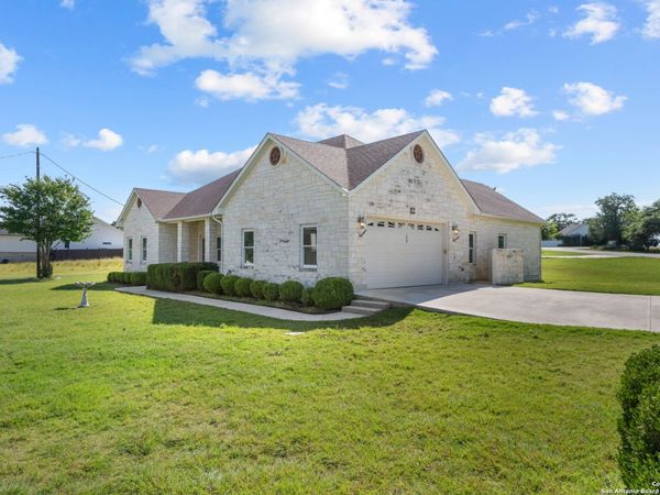 174 Edgewood Cir, Bandera, TX 78003