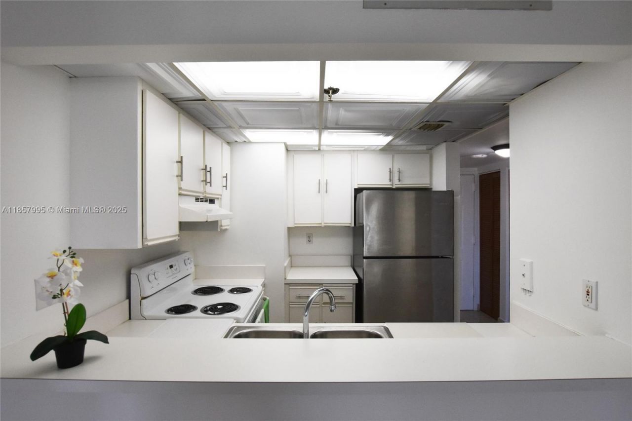 540 Brickell Key Dr, Unit 818, Miami, FL 33131 Photo