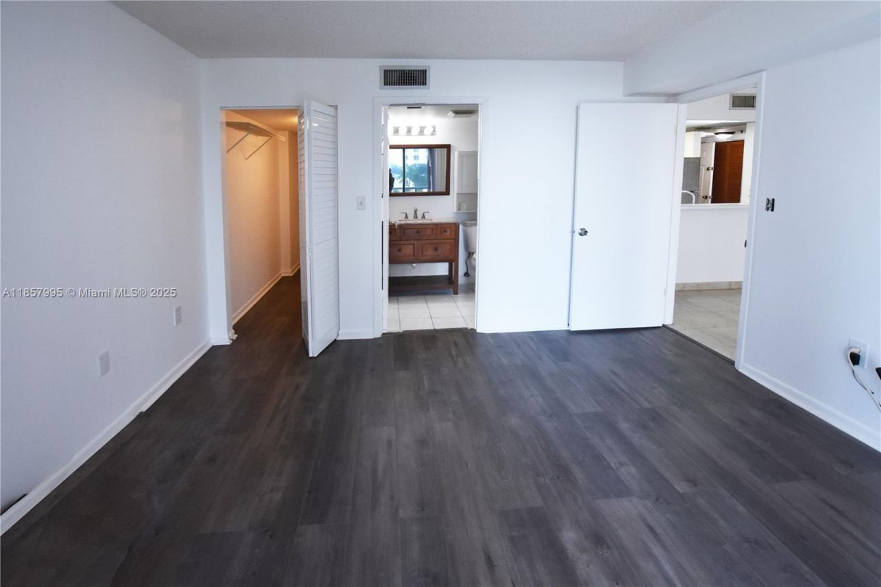 540 Brickell Key Dr, Unit 818, Miami, FL 33131 Photo