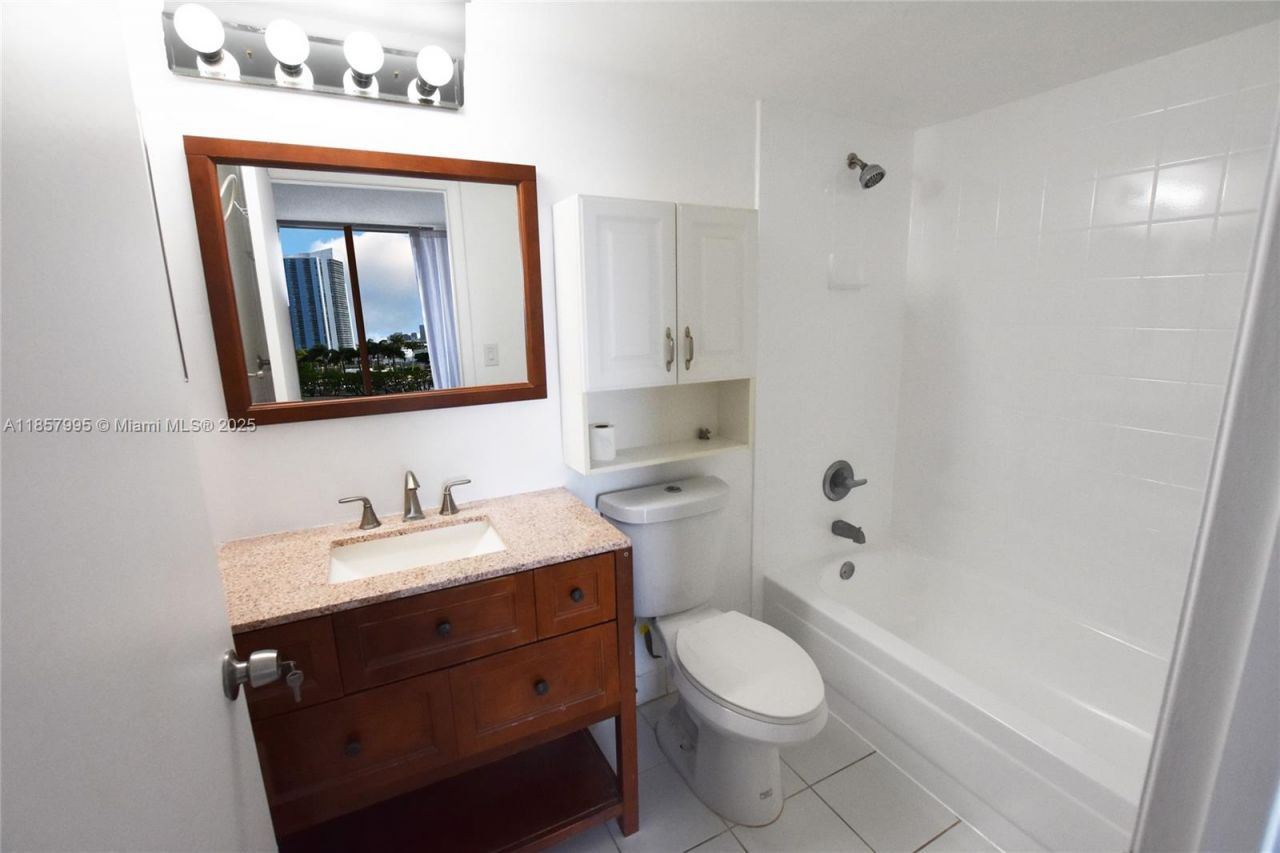 540 Brickell Key Dr, Unit 818, Miami, FL 33131 Photo