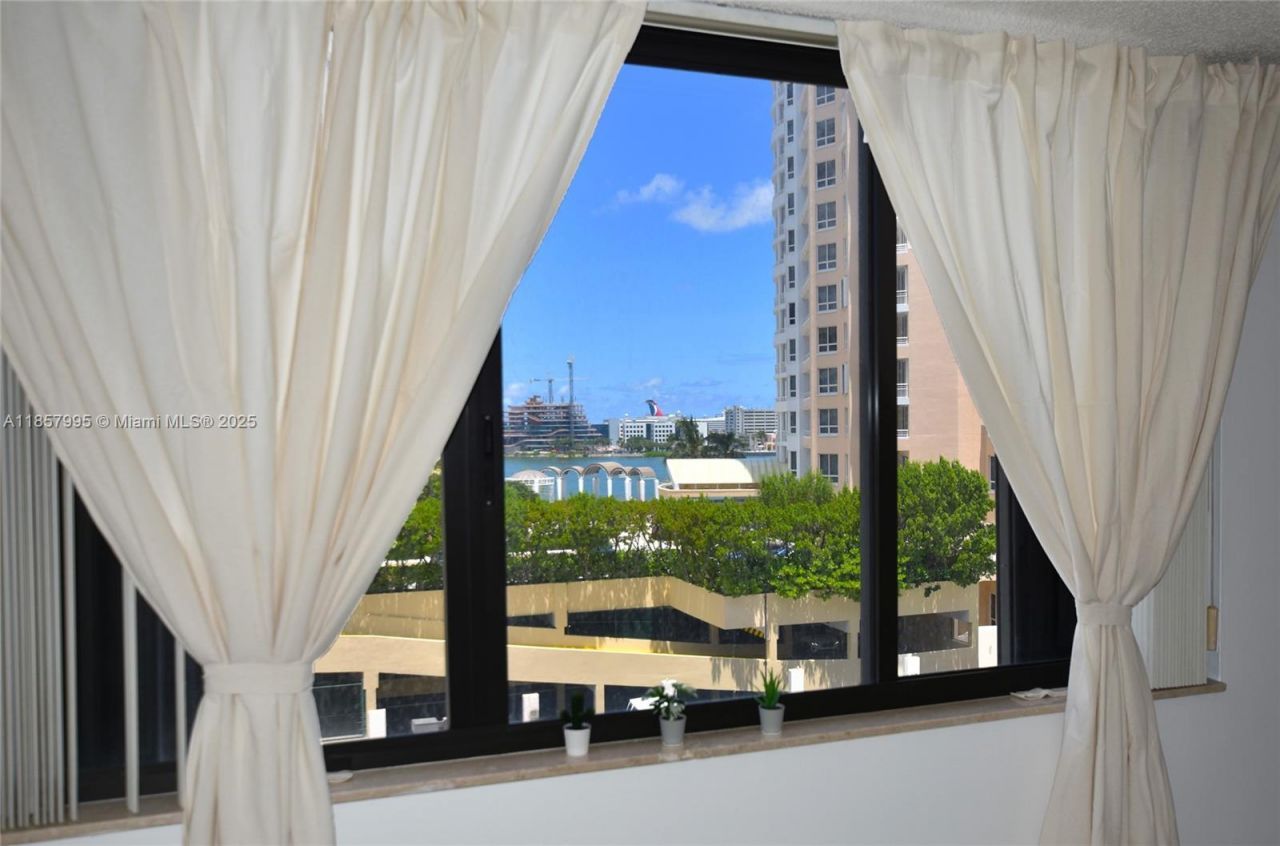 540 Brickell Key Dr, Unit 818, Miami, FL 33131 Photo