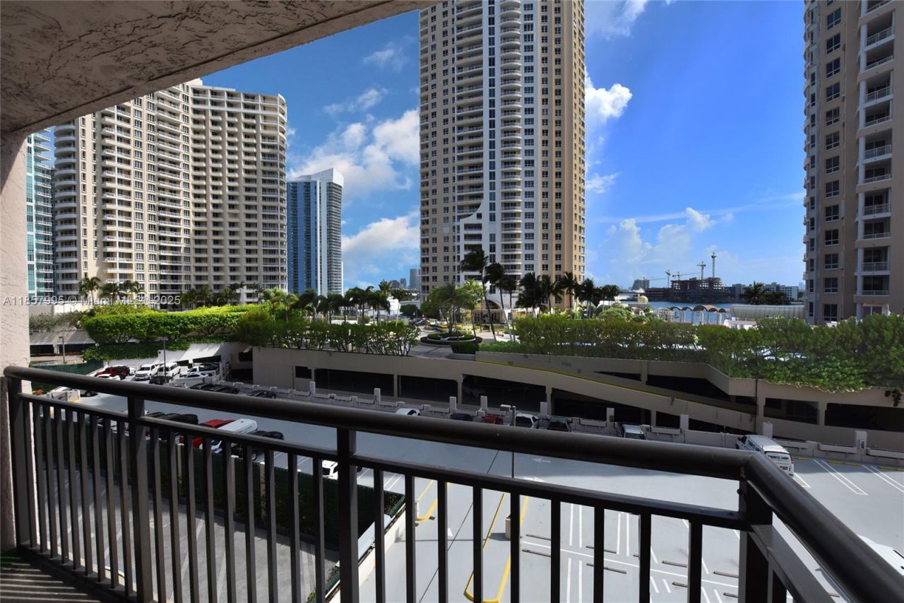540 Brickell Key Dr, Unit 818, Miami, FL 33131 Photo