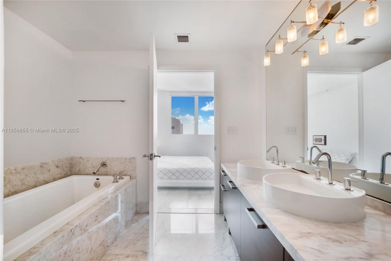 253 NE 2nd St, Unit 3302, Miami, FL 33132 Photo