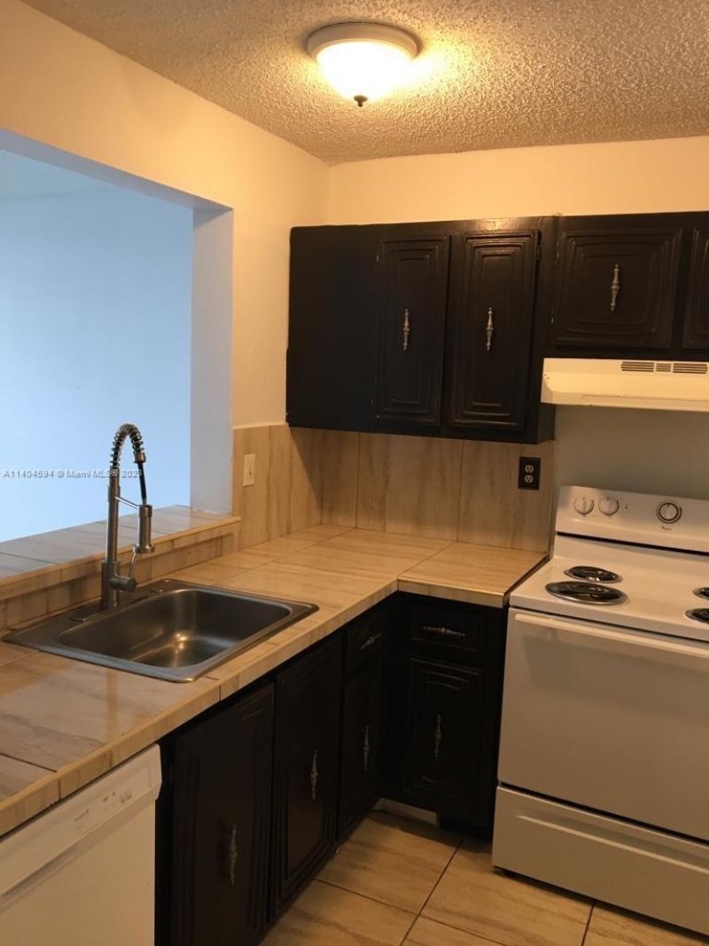 496 NW 165th St Rd, Unit D312, Miami, FL 33169 Photo