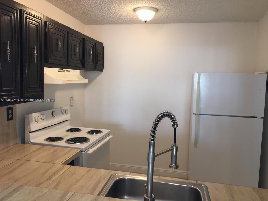 496 NW 165th St Rd, Unit D312, Miami, FL 33169 Photo