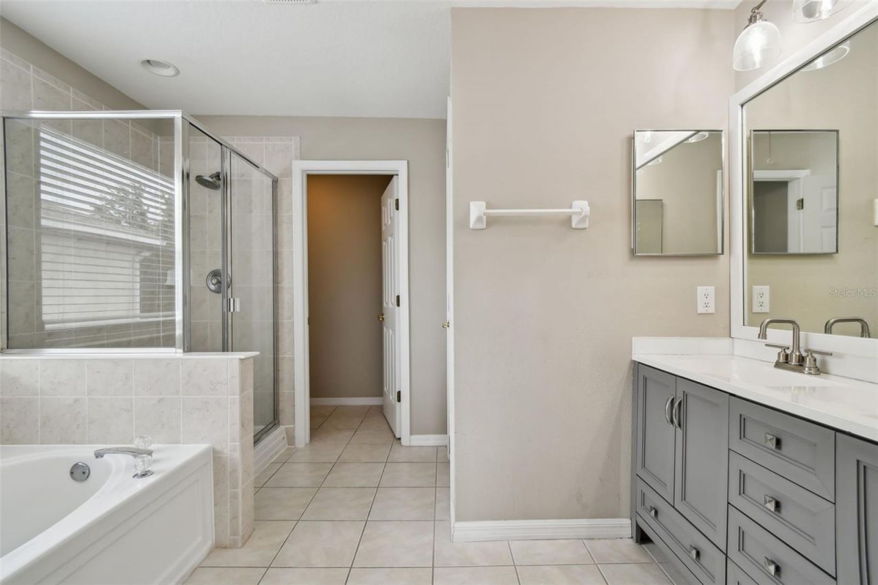 8821 N River Road, Tampa, FL 33635 Photo