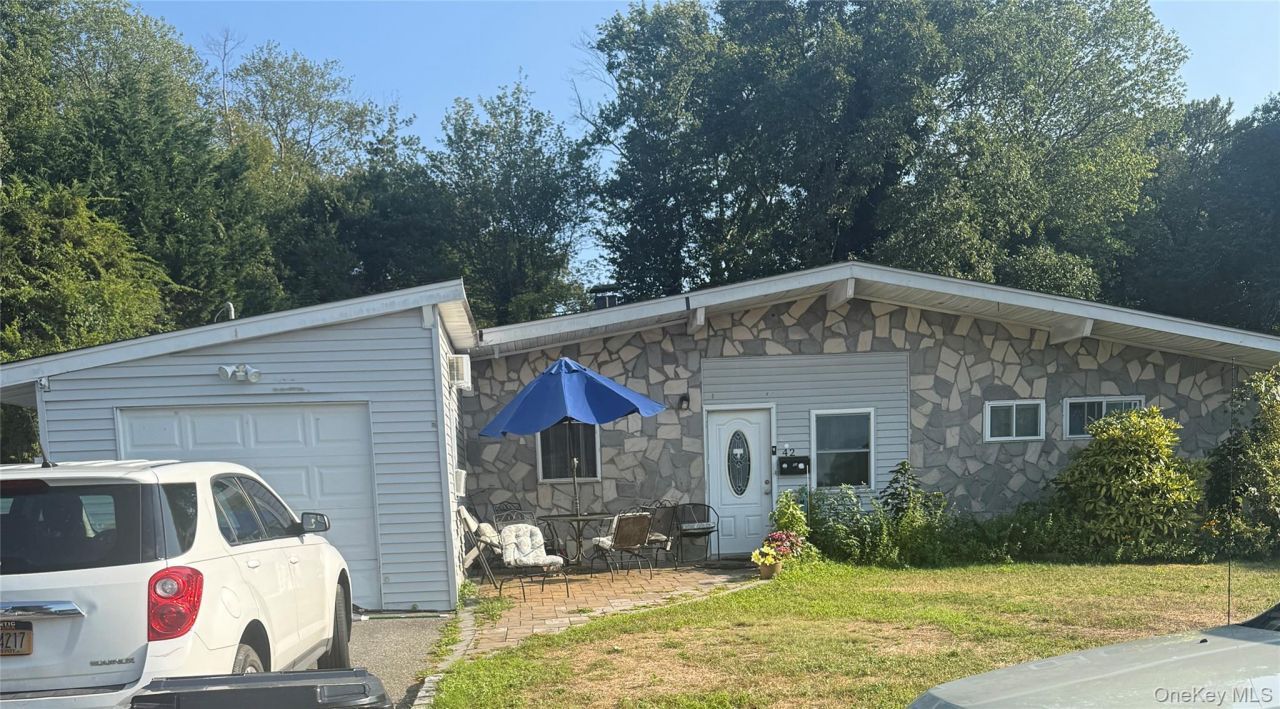 42 Richmond Street, Islip, NY 11751 Main Photo