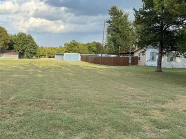 709 S Grand Street, Wolfe City, TX 75496