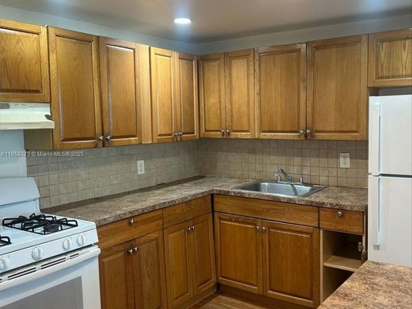 2175 NE 170th St, Unit 202, North Miami Beach, FL 33162