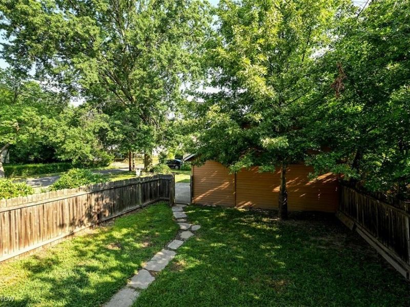 3983 Ardmore Road, Cleveland, OH 44121 Photo 25