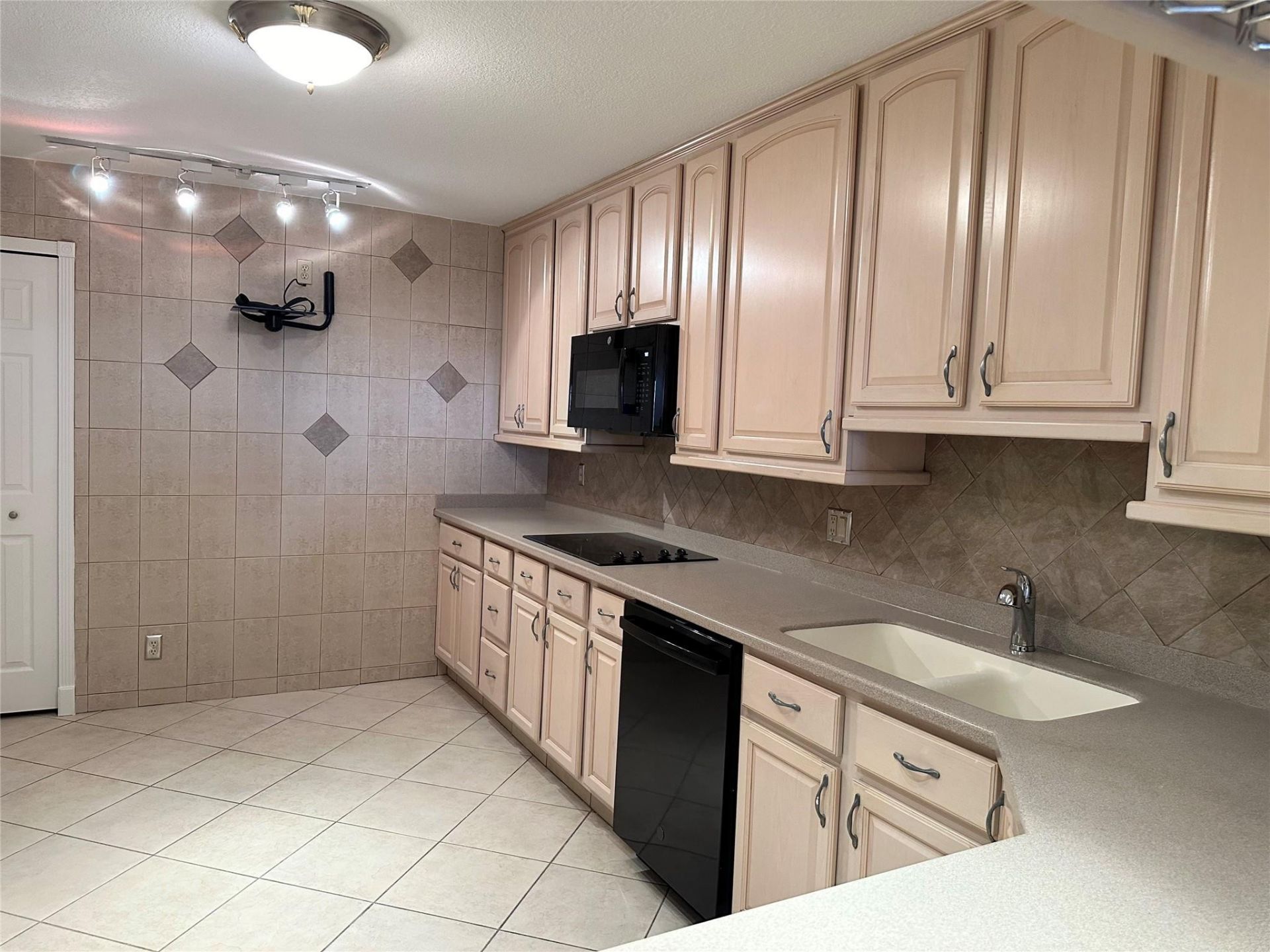 2500 Parkview Drive, Unit 814, Hallandale Beach, FL 33009 Photo