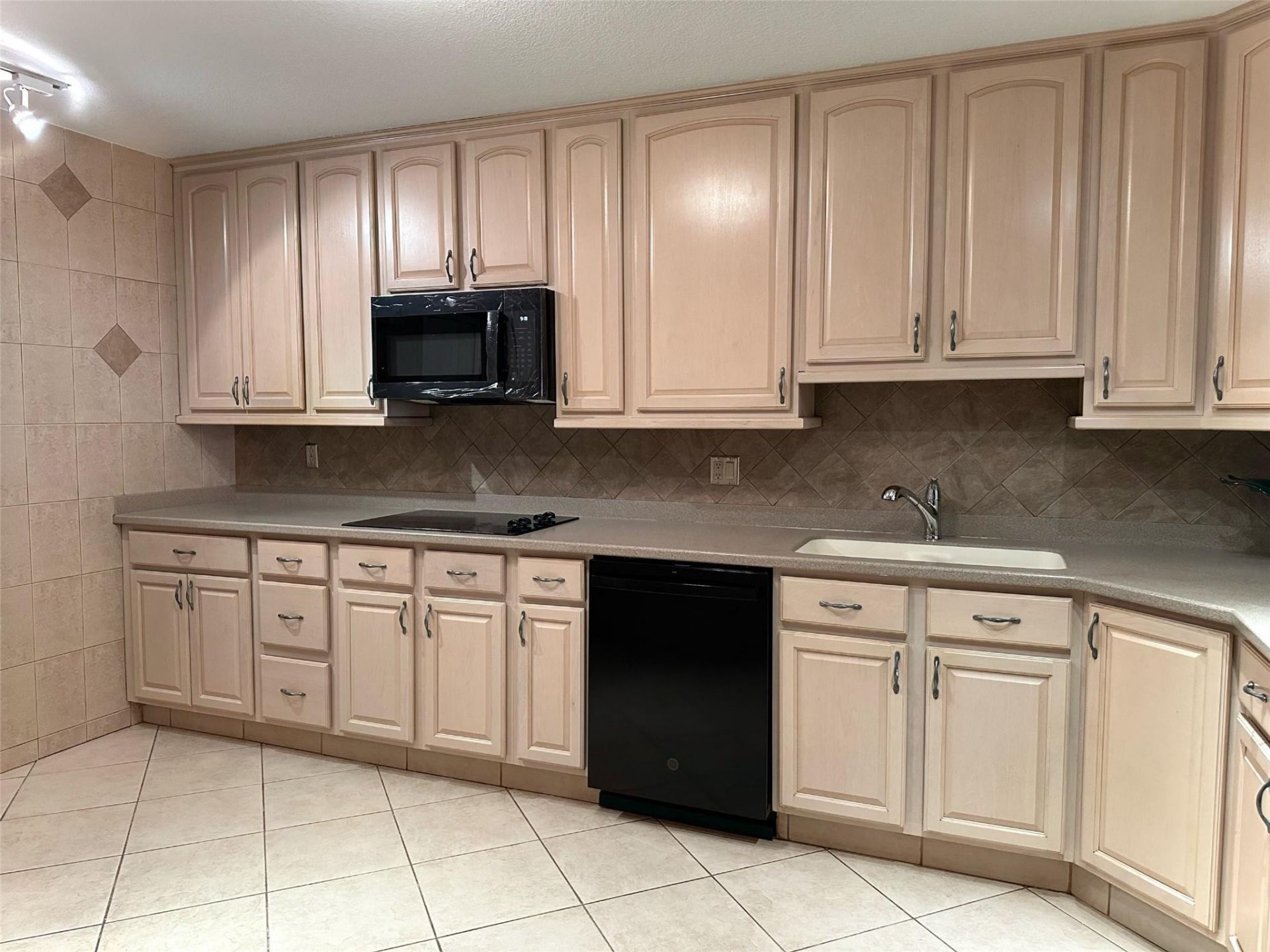 2500 Parkview Drive, Unit 814, Hallandale Beach, FL 33009 Photo