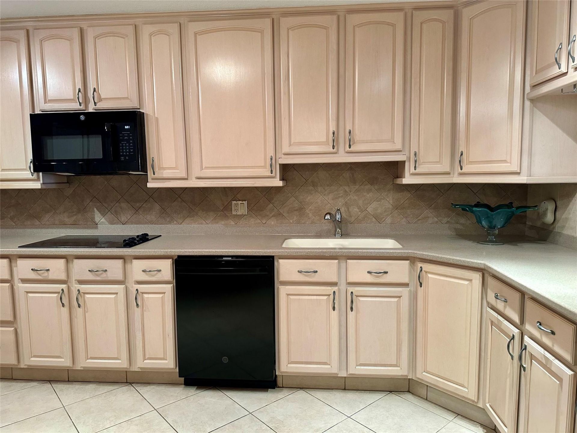 2500 Parkview Drive, Unit 814, Hallandale Beach, FL 33009 Photo