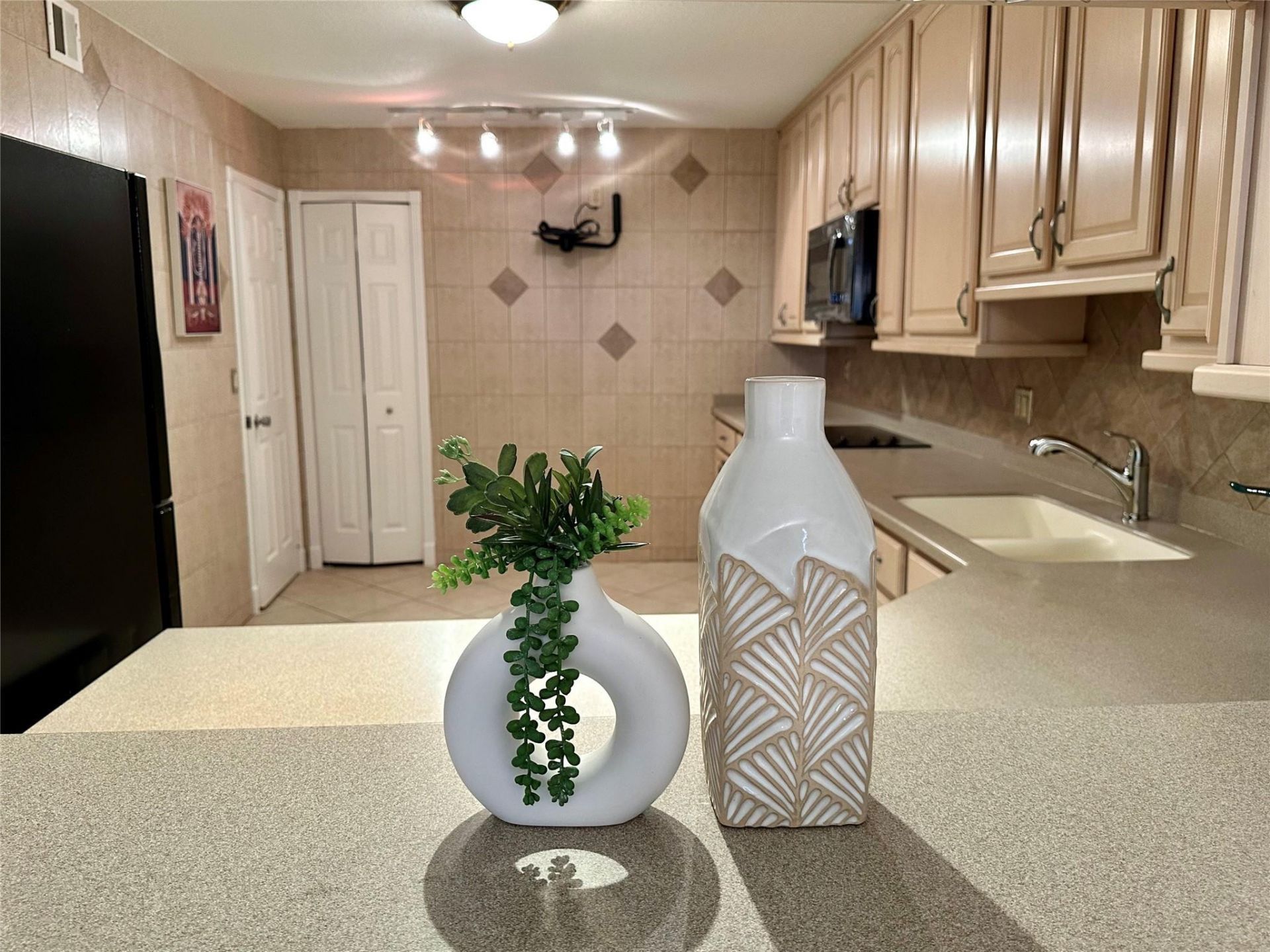 2500 Parkview Drive, Unit 814, Hallandale Beach, FL 33009 Photo