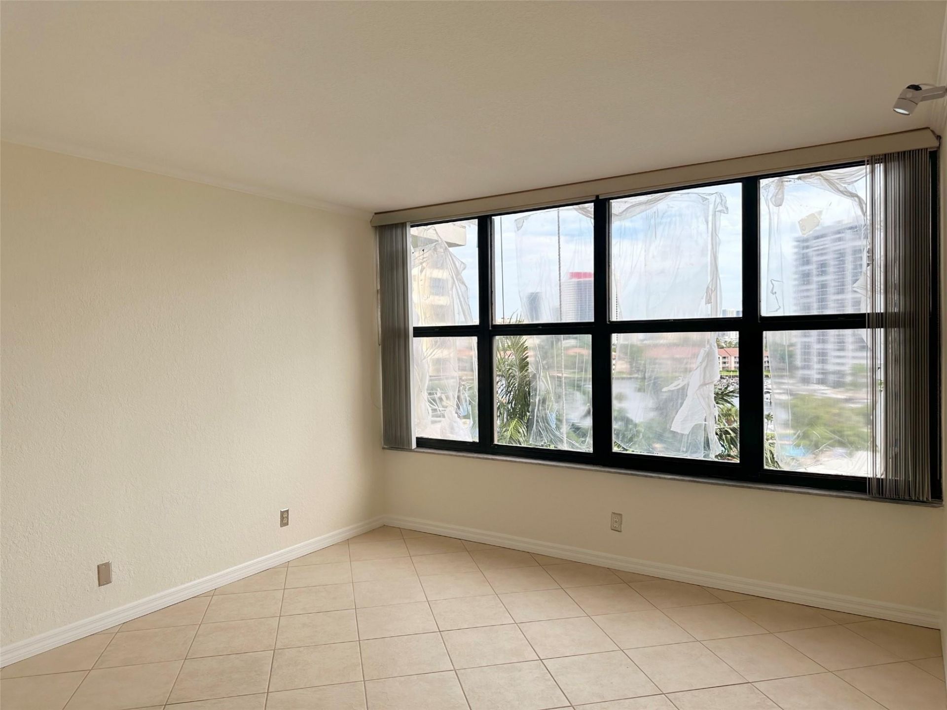 2500 Parkview Drive, Unit 814, Hallandale Beach, FL 33009 Photo