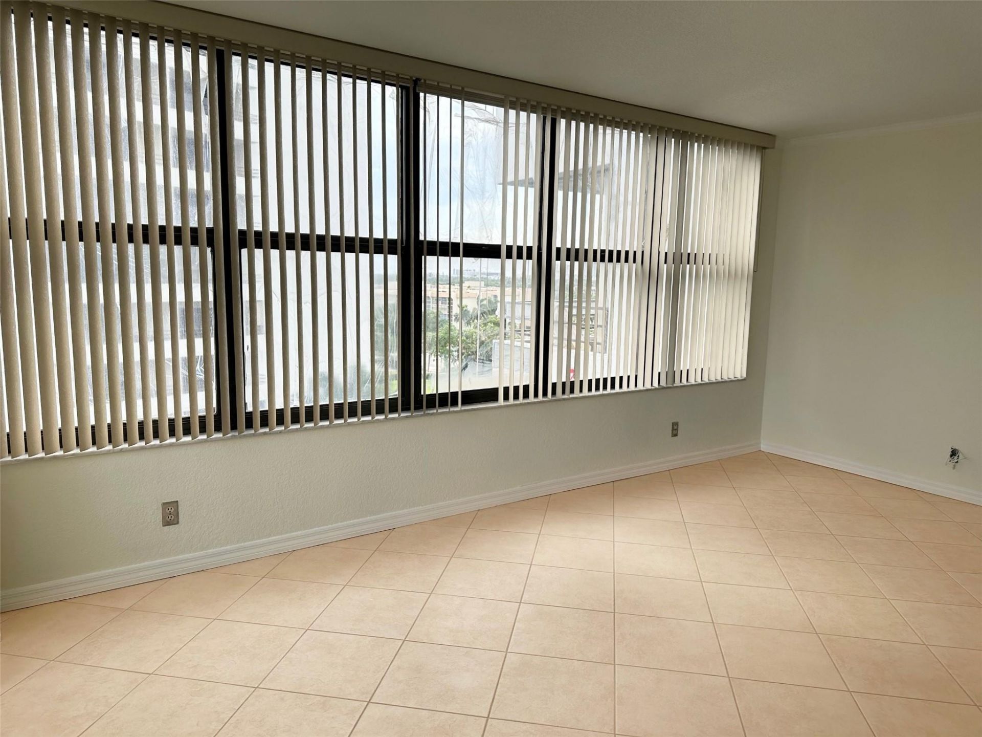 2500 Parkview Drive, Unit 814, Hallandale Beach, FL 33009 Photo