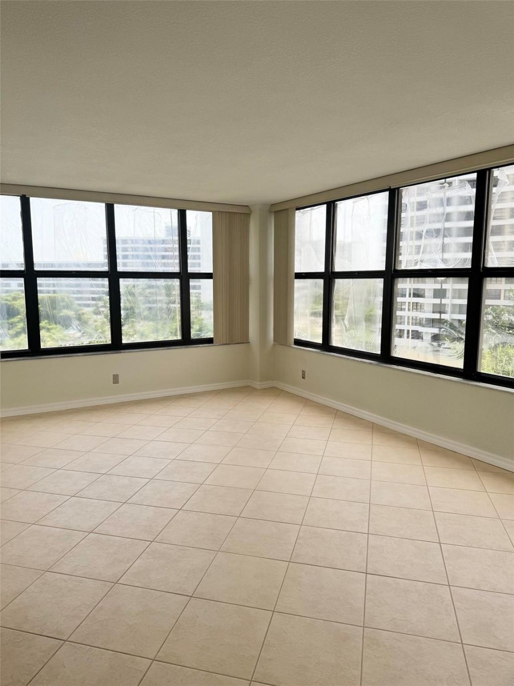 2500 Parkview Drive, Unit 814, Hallandale Beach, FL 33009 Photo