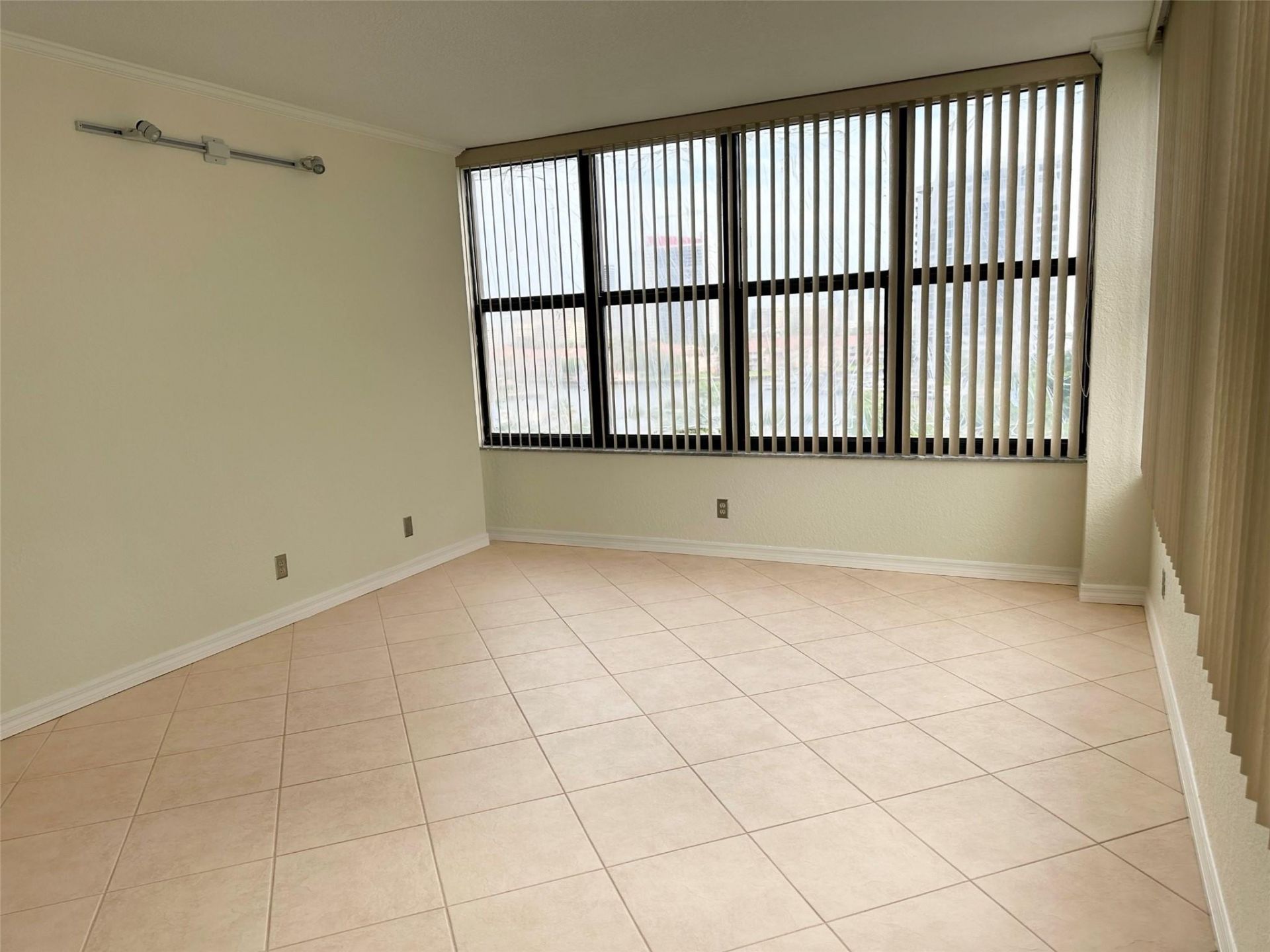 2500 Parkview Drive, Unit 814, Hallandale Beach, FL 33009 Photo