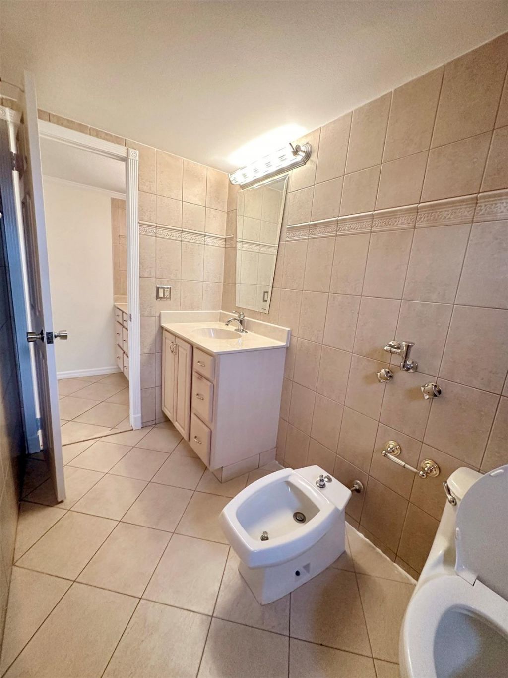 2500 Parkview Drive, Unit 814, Hallandale Beach, FL 33009 Photo