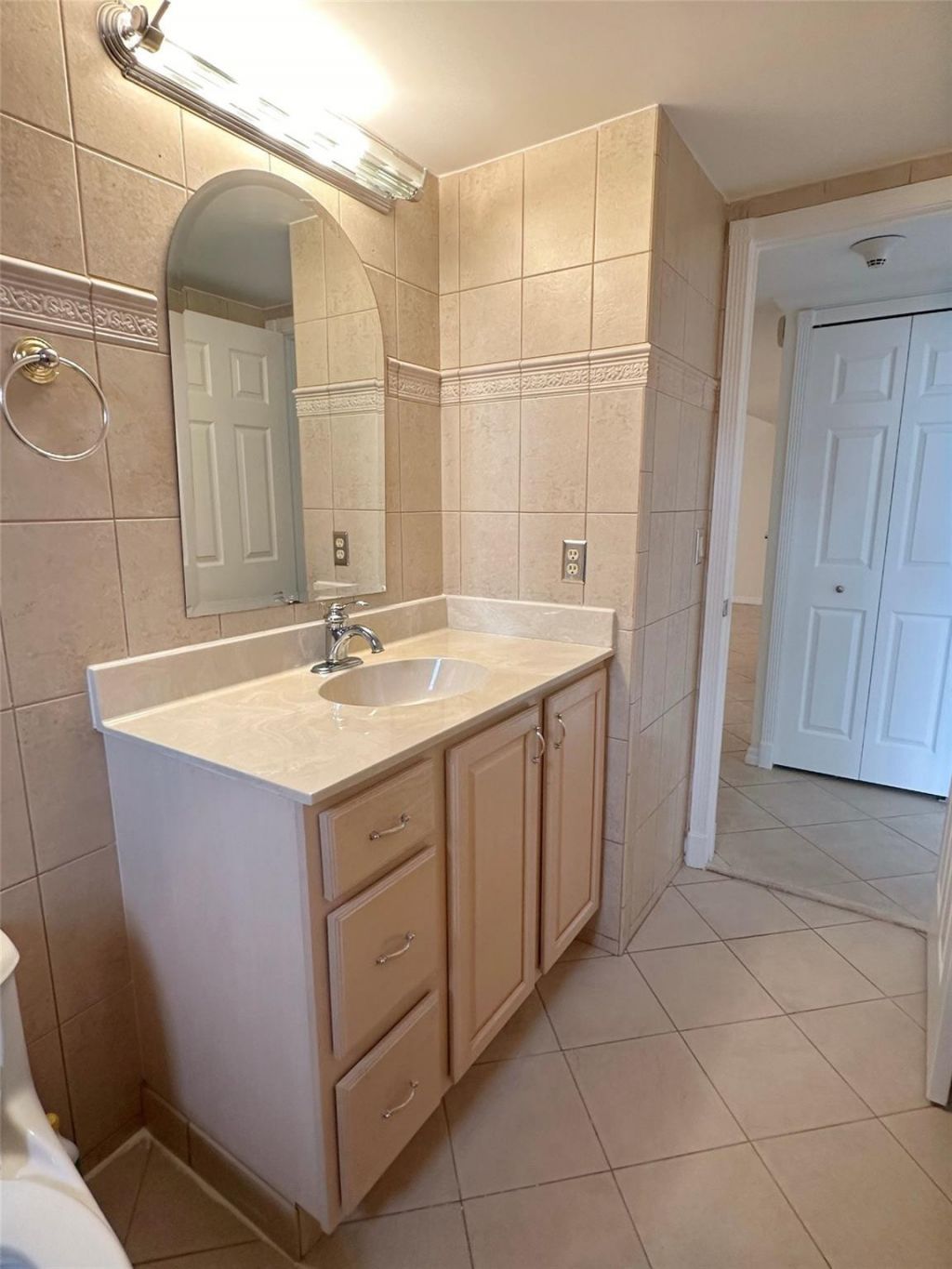 2500 Parkview Drive, Unit 814, Hallandale Beach, FL 33009 Photo