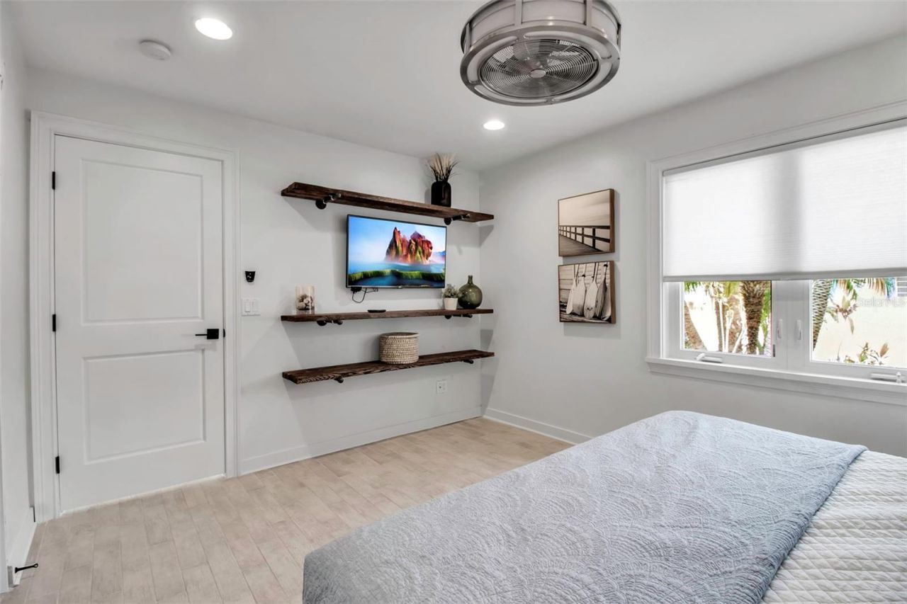 207 Peacock Lane, Holmes Beach, FL 34217 Photo