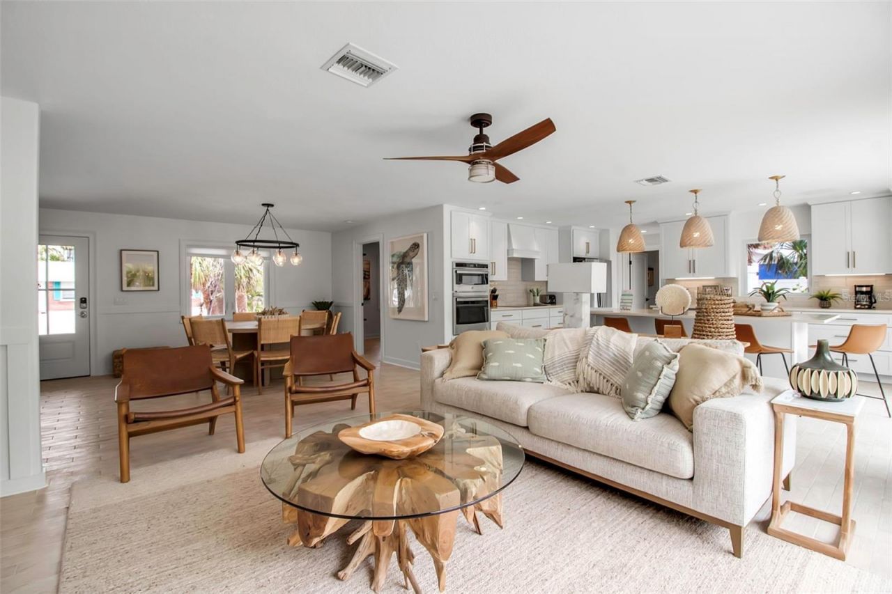 207 Peacock Lane, Holmes Beach, FL 34217 Photo