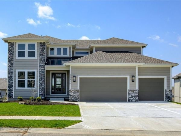11471 S Montclaire Drive, Olathe, KS 66061