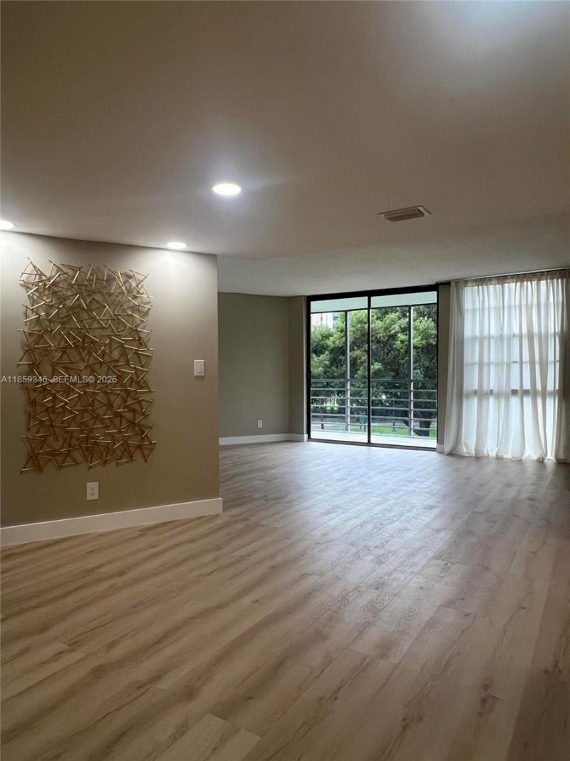 20500 W Country Club Dr, Unit 308, Aventura, FL 33180 Photo