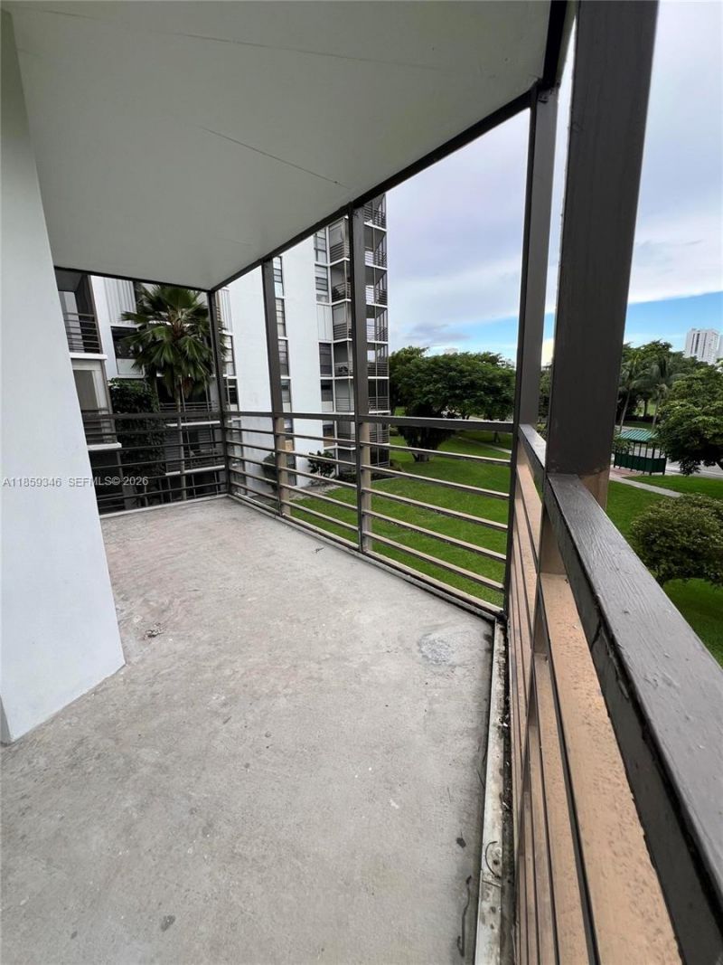 20500 W Country Club Dr, Unit 308, Aventura, FL 33180 Photo