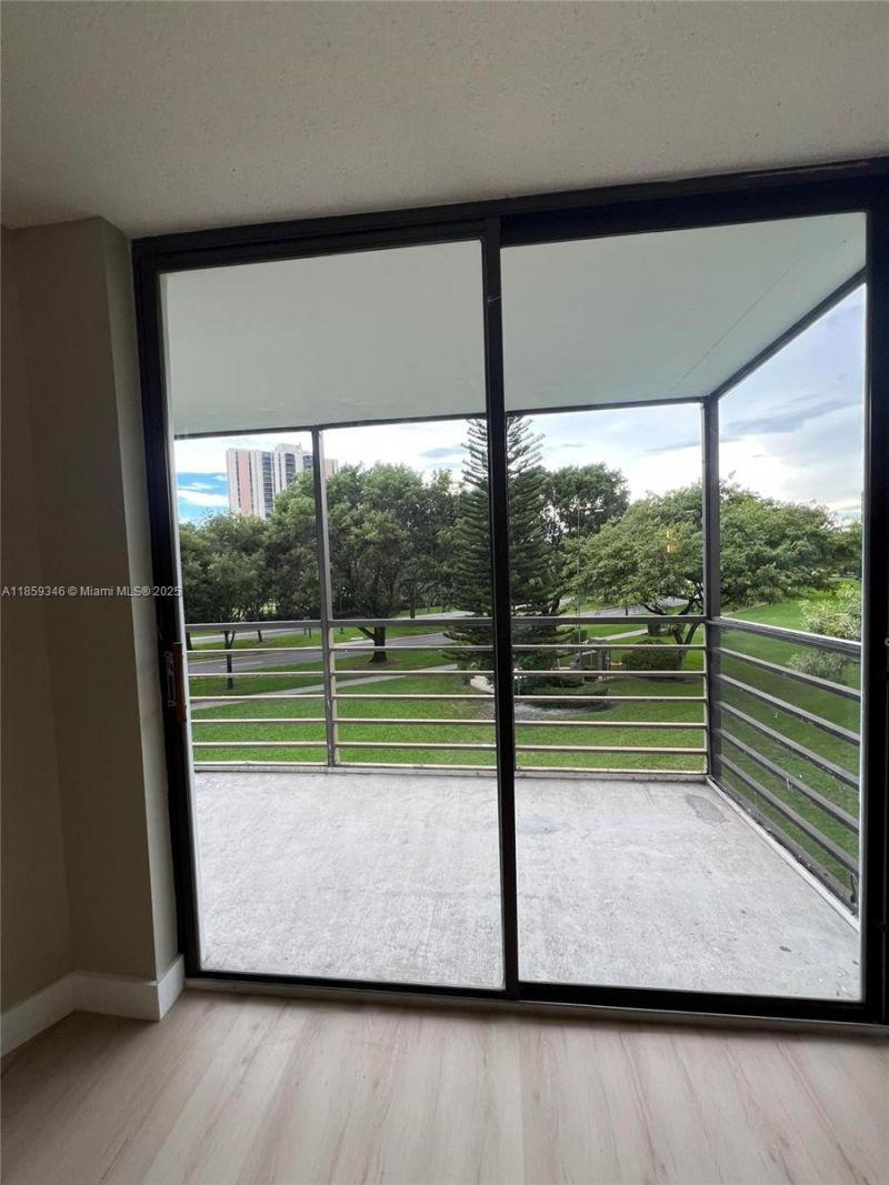 20500 W Country Club Dr, Unit 308, Aventura, FL 33180 Photo