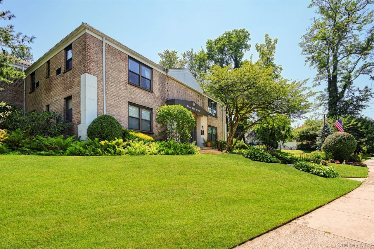 29 West Mill Drive, Unit 10A, Great Neck, NY 11021 Main Photo