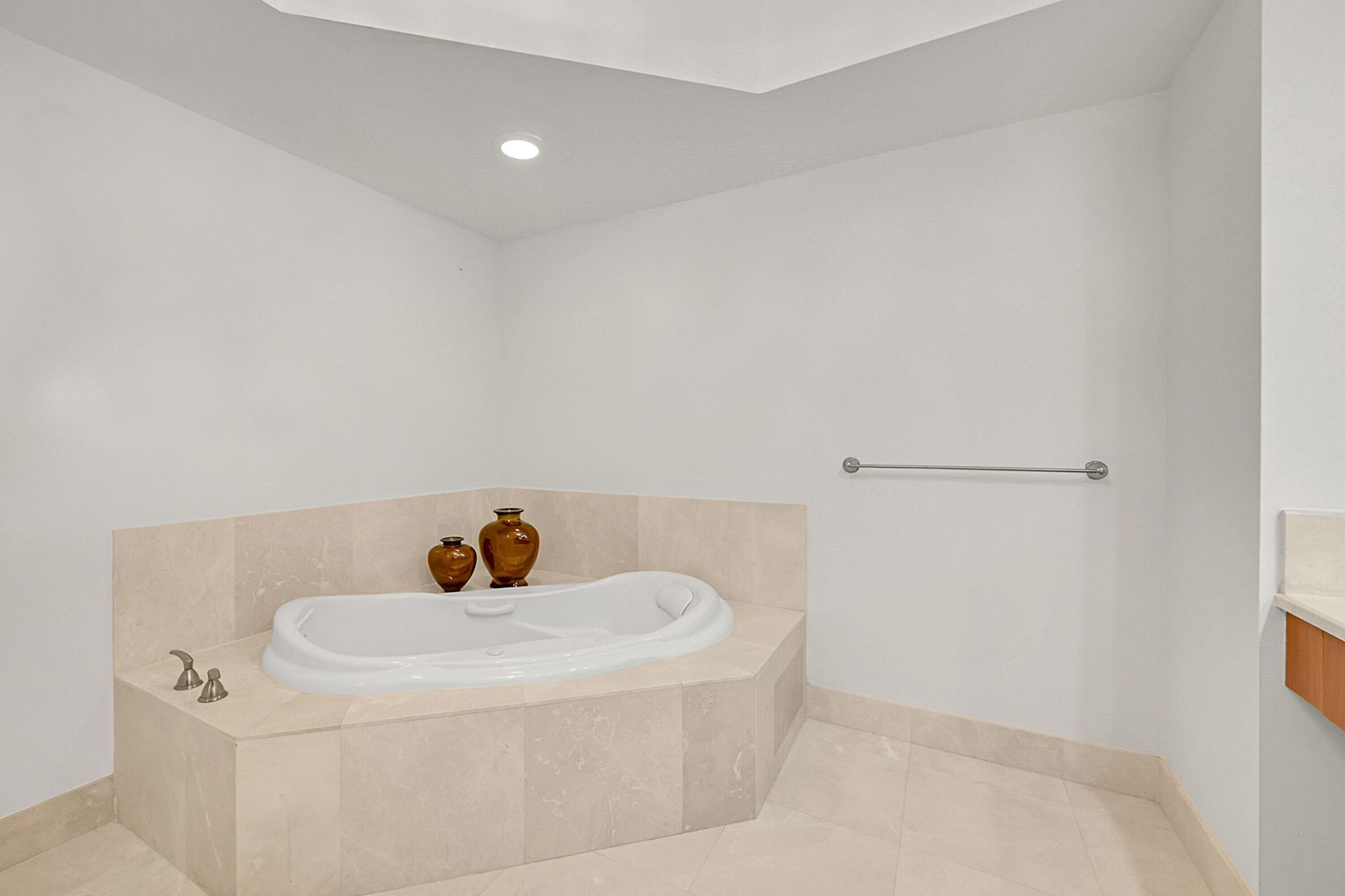 2640 Lake Shore Drive, Unit 2011, Riviera Beach, FL 33404 Photo