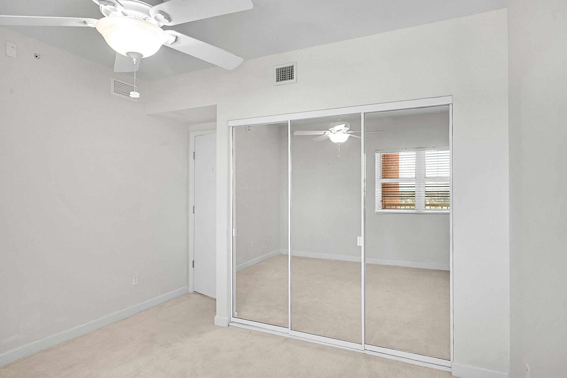 2640 Lake Shore Drive, Unit 2011, Riviera Beach, FL 33404 Photo