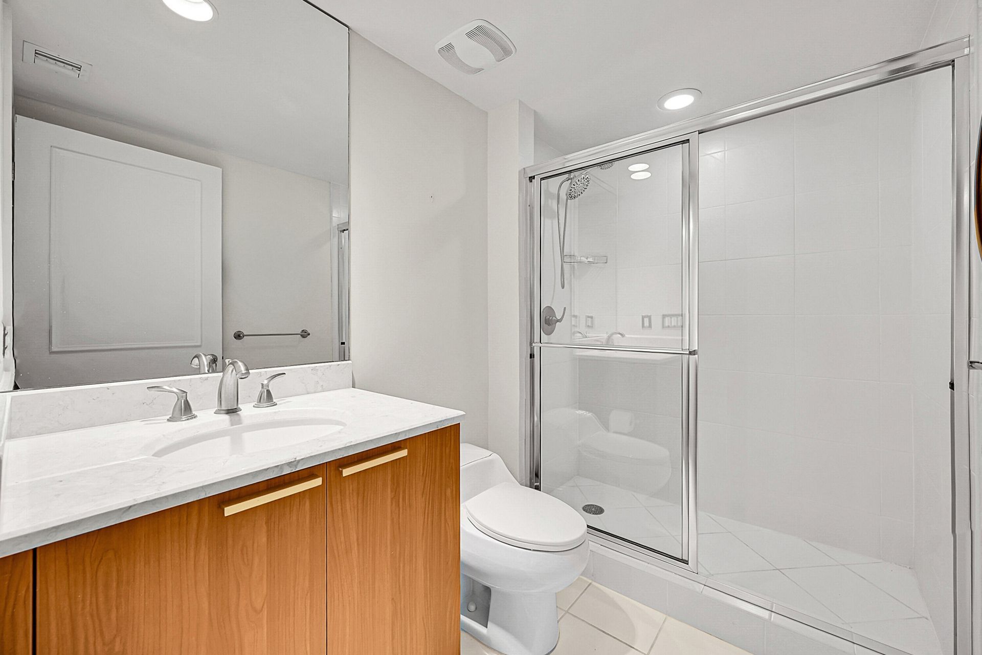 2640 Lake Shore Drive, Unit 2011, Riviera Beach, FL 33404 Photo