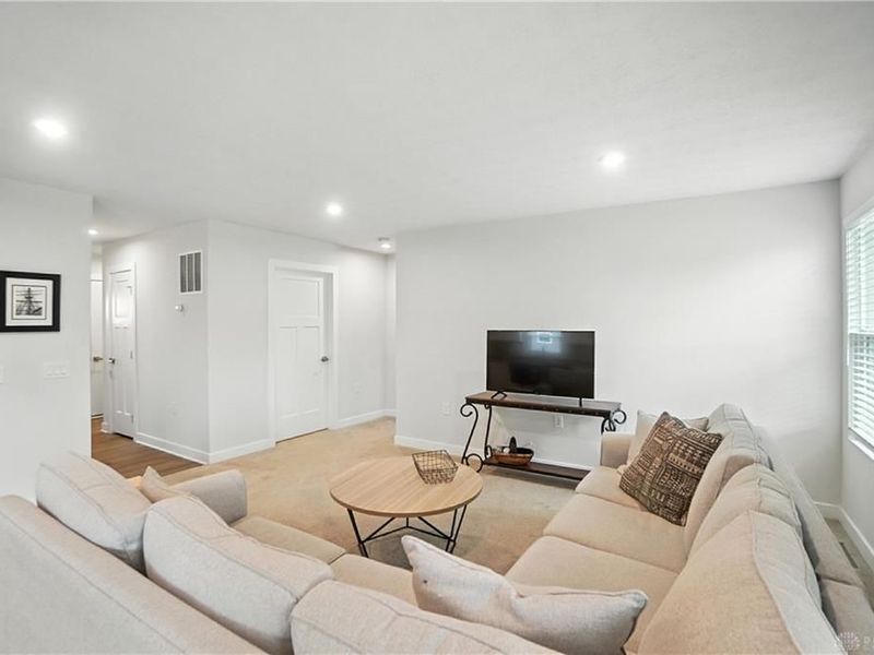 6777 Crystal Harbour Drive, Middletown, OH 45042 Photo 9