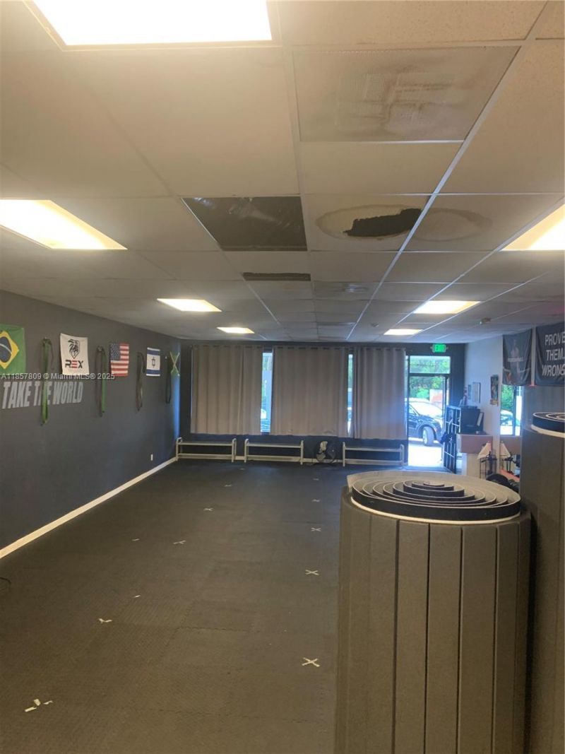 8471 W Oakland Park Blvd, Sunrise, FL 33351 Photo