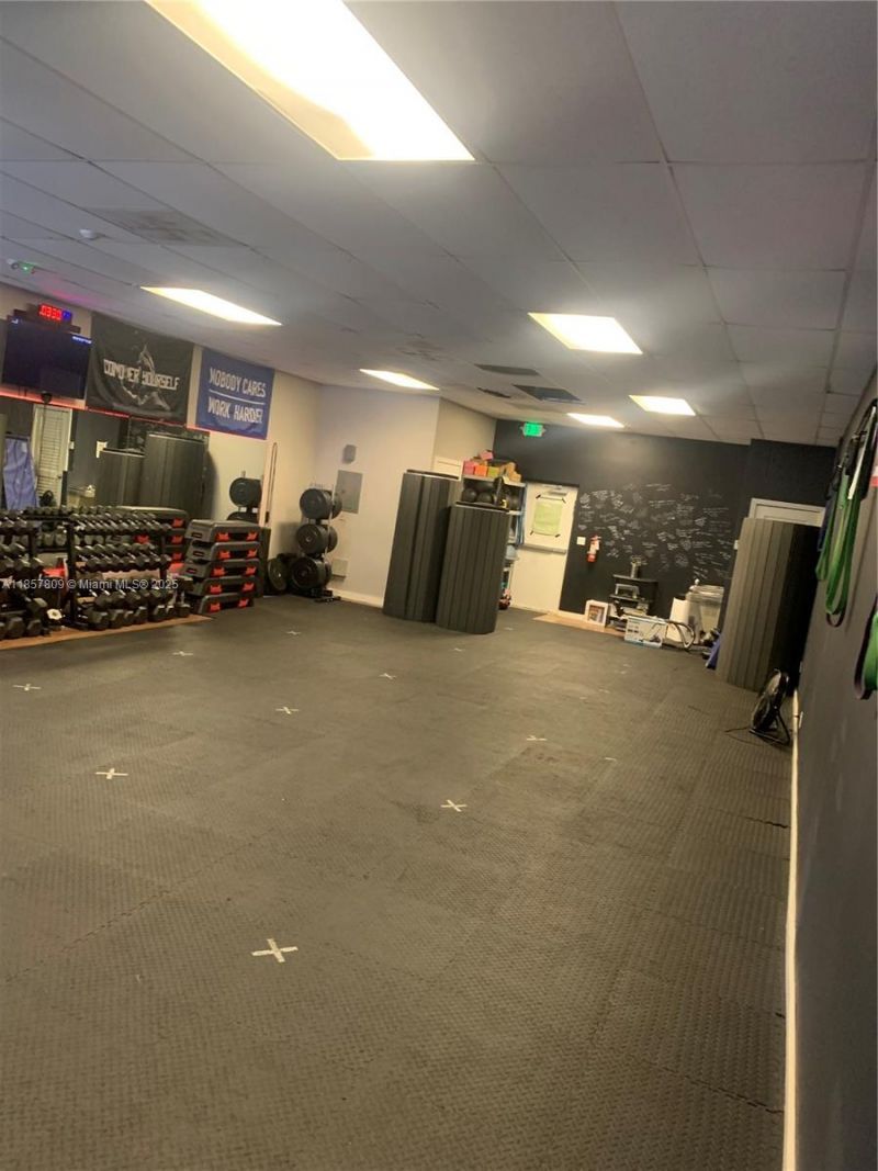 8471 W Oakland Park Blvd, Sunrise, FL 33351 Photo