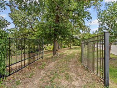501 Nursery Lane, Fort Worth, TX 76114