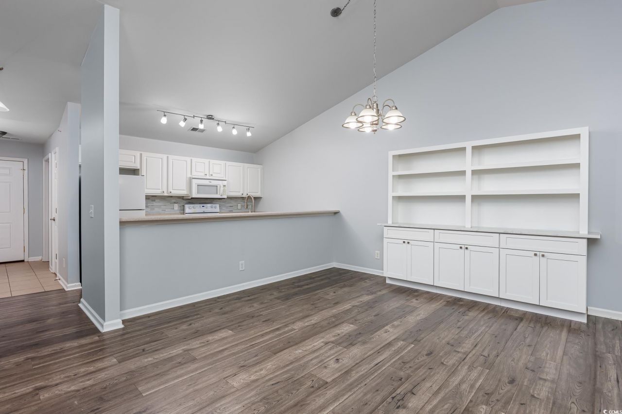 4850 Meadowsweet Dr. Photo 8