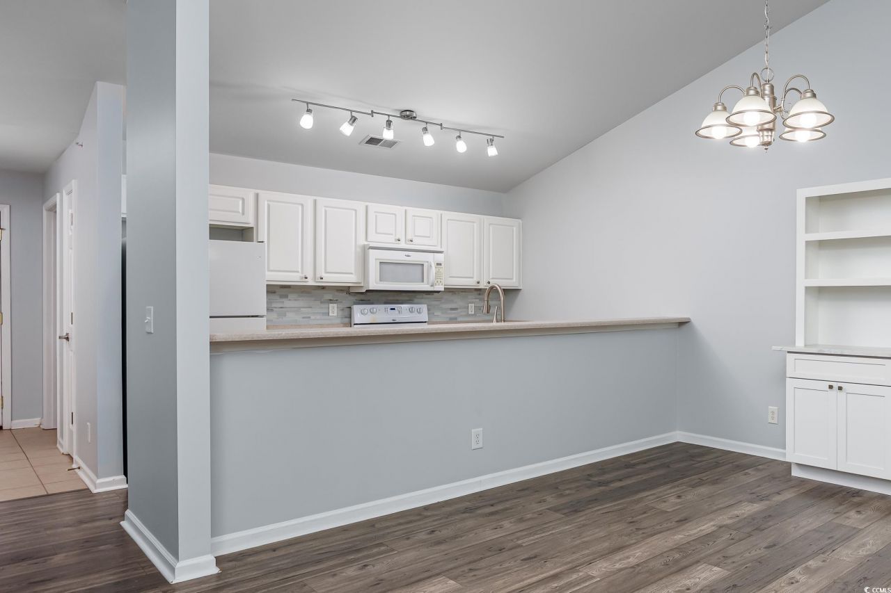 4850 Meadowsweet Dr. Photo 9