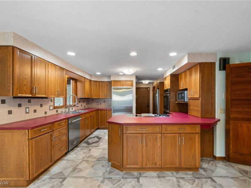 2317 Raintree Street NE, Canton, OH 44705 Photo 6