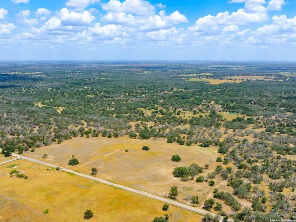 2774 County Road 320, Floresville, TX 78114